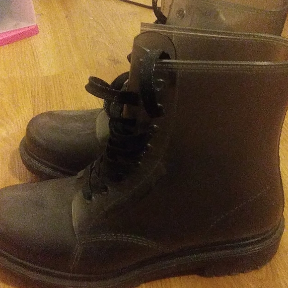 Boots - Picture 4 of 4